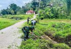 Peduli terhadap lingkungan, Babinsa kodim Mamasa bersama warga kerja bakti bersihkan saluran air